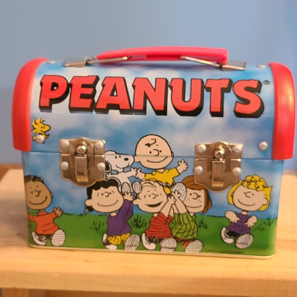 Peanuts small lunch box